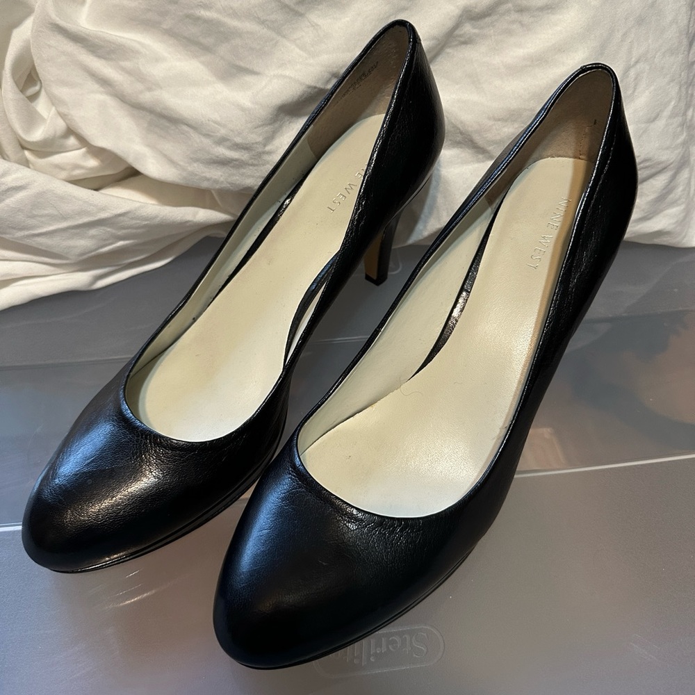 Nine West Black Round Toe Pumps Size 9.5